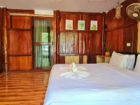 Koh Rong Beach Hostel and Bungalows Hotels near Long Set Beach