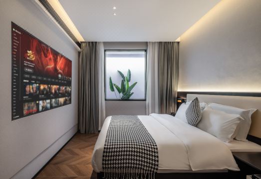 객실 내 대형 프로젝터 시설