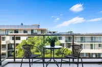 Ryde Serenity – Sleek Apartment by the River
