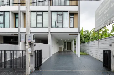 Four-bedroom single-family villa in Bangkok Hotels in Bangkok