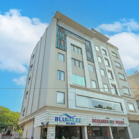 BluSalzz Select City Centre Near Golden Temple Отели рядом с достопримечательностью «Ворота Ганди»