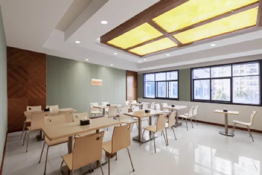 Vienna Zhihao Hotel (Changde Wuling Avenue High-speed Railway Station Store)