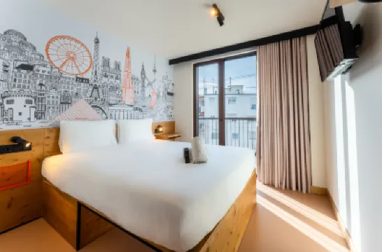 easyHotel Valencia Ciutat Vella Hotels near Radio City