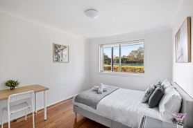 Relaxing Rooms – Walking Distance to Shops & Transport