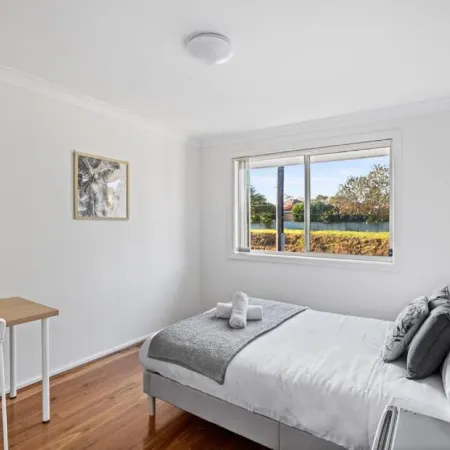 Relaxing Rooms – Walking Distance to Shops & Transport