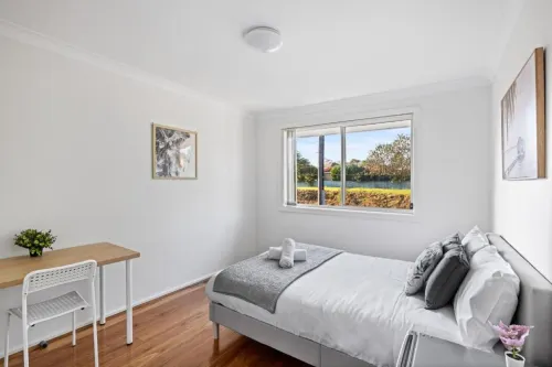 Relaxing Rooms – Walking Distance to Shops & Transport