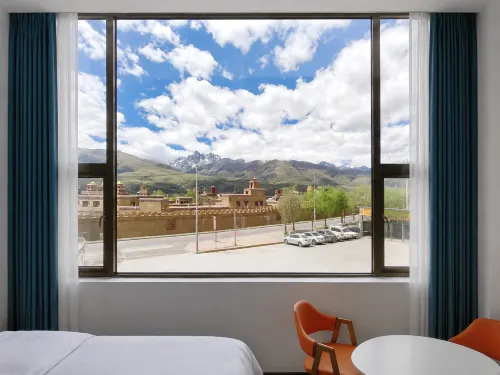 Xueju Express Hotel (Gesar King City)