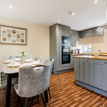 Spacious 3BR House | Sleeps 6 | Parking 4 Cars