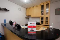 RedDoorz Near Kota Lama Semarang - Pensions