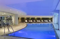 Ramada Hotel & Suites by Wyndham Izmir Kemalpasa - piscina