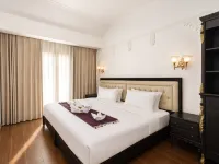 Jing Land Palace Hotel (Phousi Mountain Sunset Viewpoint &Downtown Mekong Riverside Hotel) Hotels near Cross River Ferry
