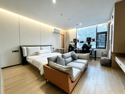 Yunjing E-Sports Hotel (Yingbin Avenue Guangxi Engineering Vocational College) - parking