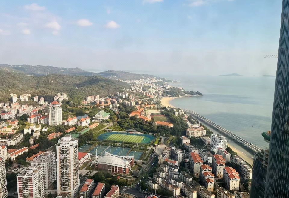 모오카 오션뷰 레지던스의 거실에서 바라본 바다 전망