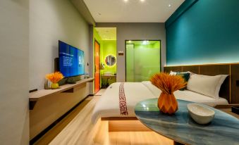 Qujing Yilu has your B.M theme hotel