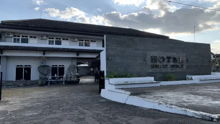 Hotel Merak Indah Отели в г. Клатен