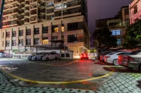 GELI Hotel (Hepu Meirenyu Square) - parking