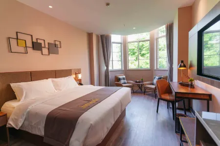 Homeinn Plus Hotel (Deyang Wuzhou Plaza Performing Arts Center) Отели рядом с достопримечательностью «CPC Sichuan Shengsifating Committee Party School»