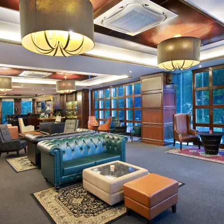 JS Luwansa Hotel & Convention Center Отели рядом с достопримечательностью «Статуя Панчоран»