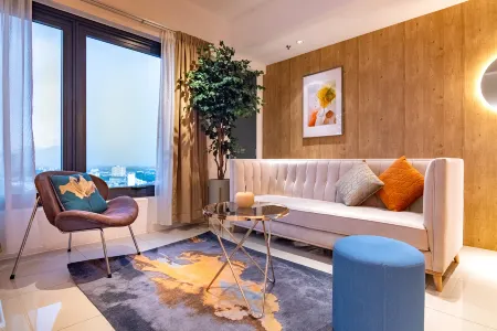 Tropicana 218 Macalister by ALV Suites