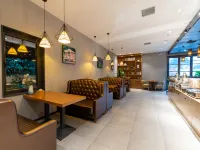 Huayi Collection Hotel (Beijing Xinguozhan Capital Airport) فنادق في بكين