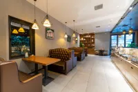 Huayi Collection Hotel (Beijing Xinguozhan Capital Airport)