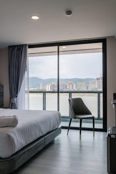 ห้องมาตรฐานวิวแม่น้ำ(เตียงคิงไซส์) พร้อมระเบียง