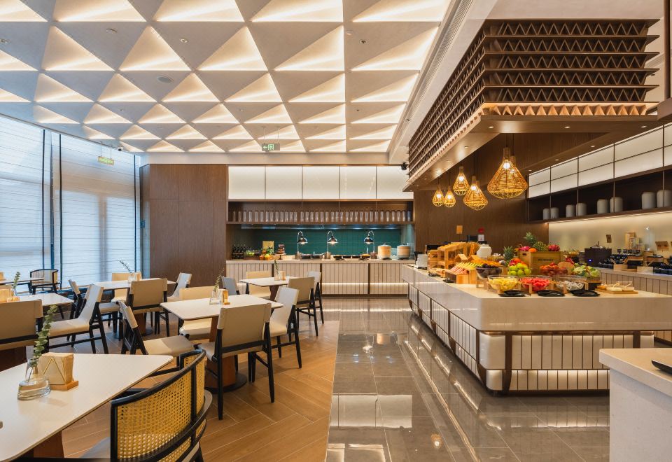 [아투어 호텔 5월 4일 광장 시청 인근의 활기찬 거리 풍경]