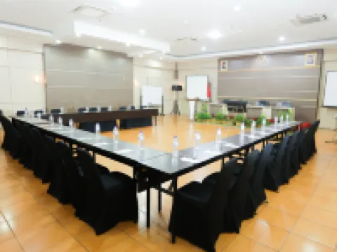 Front One HK Resort Simpang Lima Semarang Hotels in Gajahmungkur