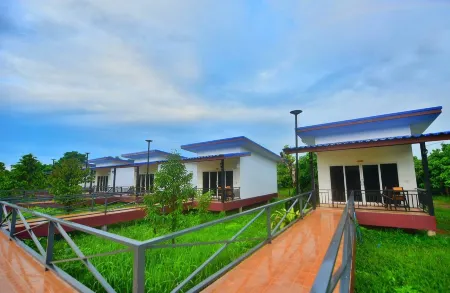 BaansuanThanisorn&Rolf Отели рядом с достопримечательностью «Wat Khao Chamao»