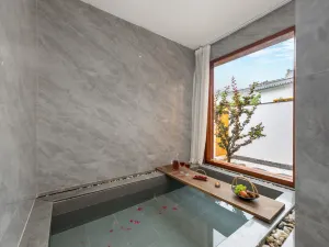 Sishijiu Hot Spring Homestay (Xinzhou Ancient City Branch)