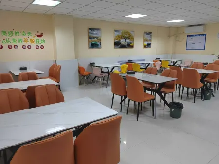 Jintaibai Boutique Hotel (Qingnian West Road) Отели рядом с достопримечательностью «CNOOC Engineering Technology College Xinjiang Branch»