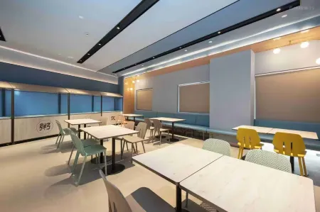 WanYoo Esports Hotel (Shanghai Xuhui Jinghong Road Subway Station) Отели рядом с достопримечательностью «Xuhui District West Bund Nature Art Park»