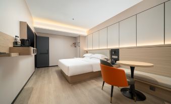 Huacheng Hotel (Nanningdong Railway Station South Square)