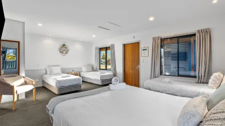 Tasman Holiday Parks - Te Anau Отели рядом с достопримечательностью «Andy's Place»