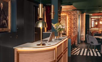 Snob Hotel
