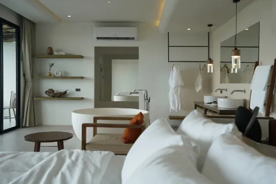Cyra Room - ห้องเตียงใหญ่มีระเบียงและมีวิวทะเล