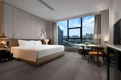 Junzilan Hotel (Haikou Shangbang Parkway City Wangfujing Haiken Square) Отели рядом с достопримечательностью «Парк Цзинь-Нью-Ку»