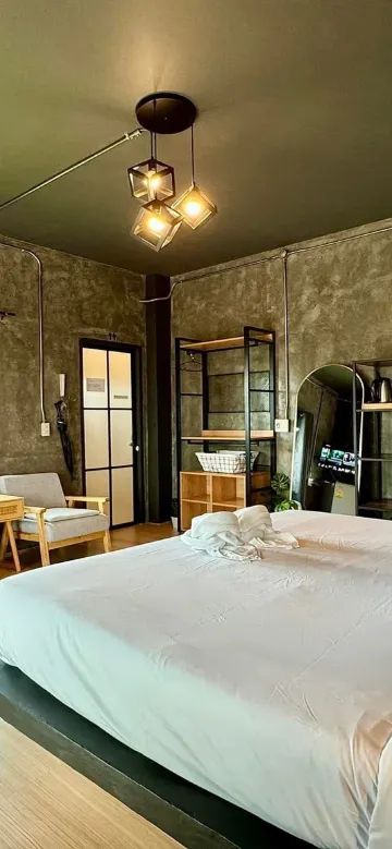 ห้องดีลักซ์เตียงใหญ่พร้อมระเบียง (อาคาร A)