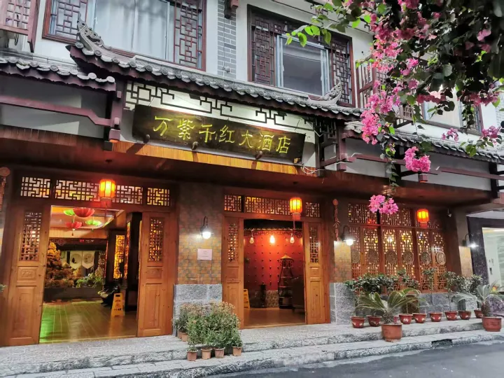 Colorful Hotel (Yangshuo Lijiang Shili Gallery Branch)