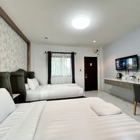 Sherlyn Hotel & Cafe Отели рядом с достопримечательностью «Университет Ратчатхани»