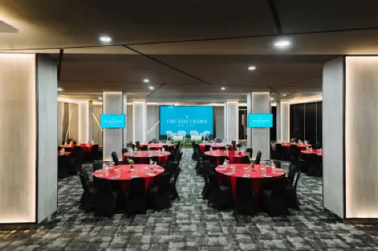 The Southern Hotel Surabaya Отели рядом с достопримечательностью «Java Aquatic»