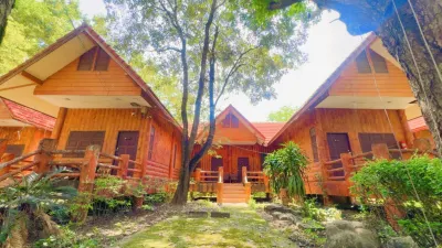 OYO 75597 The Tewsone Resort Hotels in Ban Kluai