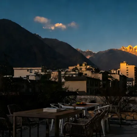 Huayuan Hotel (Mount Siguniang Scenic Area)