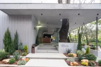 Floral Hotel · RongShi Hotel(Guilin Elephant Trunk Hill Two Rivers and Four Lakes Hotel)