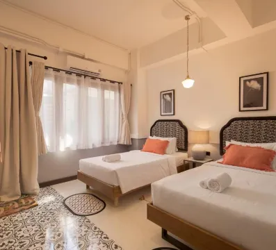 ห้องดีลักซ์ เตียงแฝด พร้อมระเบียง