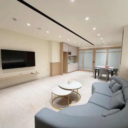 Phoenix Landing: A guesthouse with elevator access, accommodating 4-70 guests.