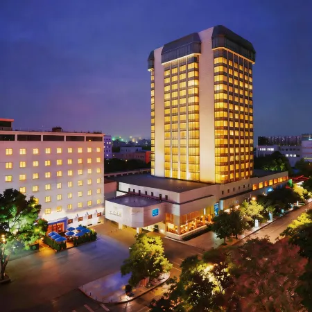 Peace Hotel Beijing(Forbidden city) Отели рядом с достопримечательностью «Дунчэн»