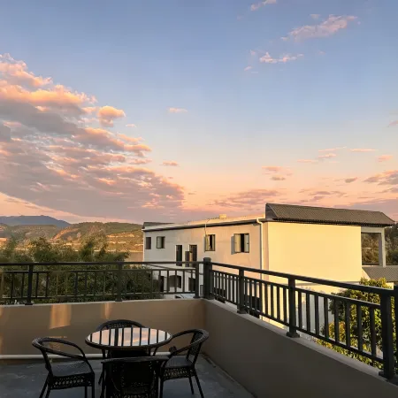 Luofu Mountain Waterside Retreat