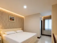 Woodlands Inn Hotels near Main Post Office