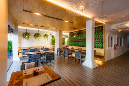 Luck Thai Hotel Отели рядом с достопримечательностью «Wat Ket Karam Museum»